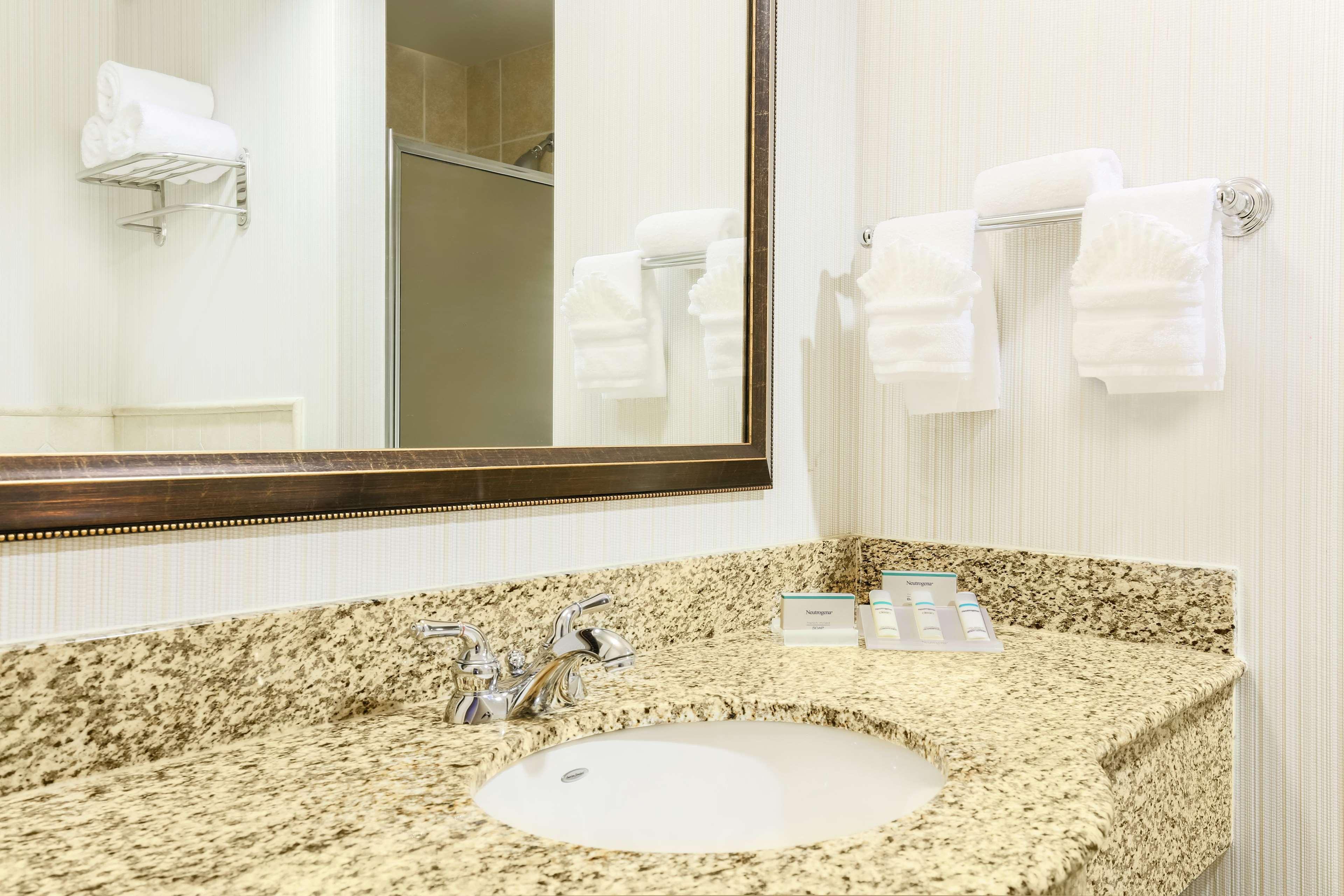Hilton Garden Inn Dallas Lewisville Exteriör bild