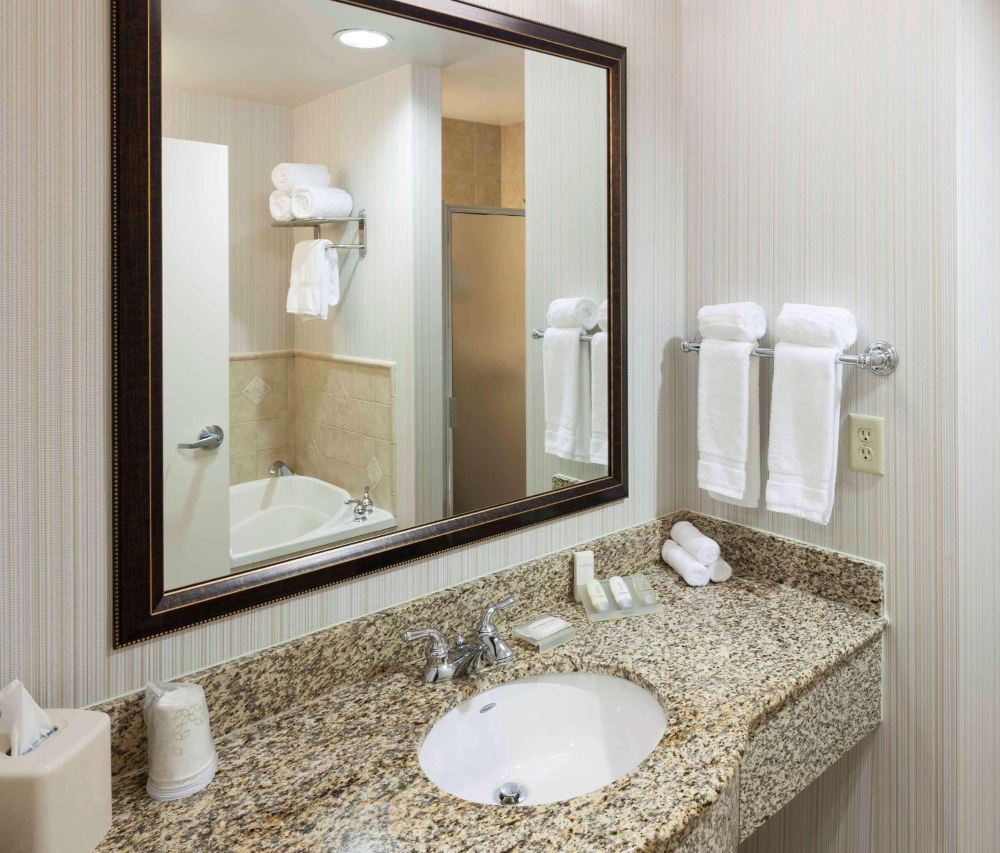 Hilton Garden Inn Dallas Lewisville Exteriör bild